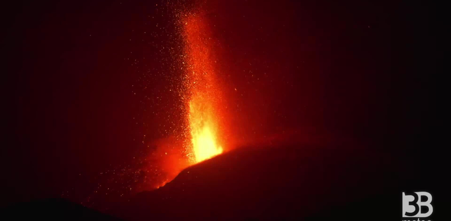 Etna: nuovo parossismo, fontana di lava e cenere dal cratere di Sud-Est