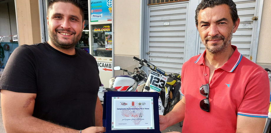 Sostegno logistico all'Enduro dei Castelli, il moto club "Fuorigiri" ringrazia la Nissa Rugby con una targa