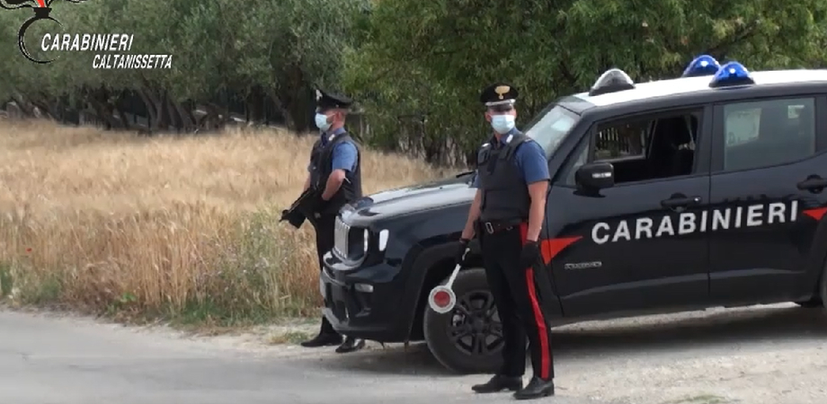 Cocaina, hashish e marijuana nel centro storico di Sommatino: quattro persone arrestate dai carabinieri