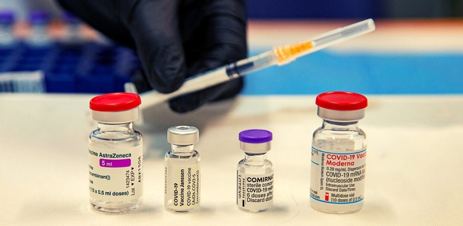 L'Ema frena su mix vaccini: "Siamo in attesa di maggiori dati. Decideranno le regioni se farlo"
