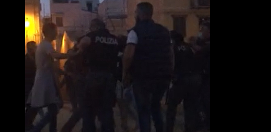 Palermo, poliziotti picchiati e presi a colpi di bottiglia: erano intervenuti per sedare una rissa