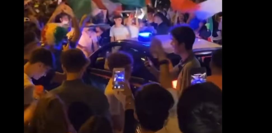 Caltanissetta, auto dei carabinieri bloccata durante festeggiamenti per l'Italia: 5 i reati ipotizzati per un 37enne
