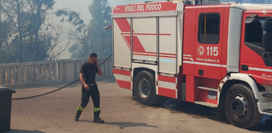 Caltanissetta, vasto incendio su due fronti a monte San Giuliano. Anche un elicottero in azione