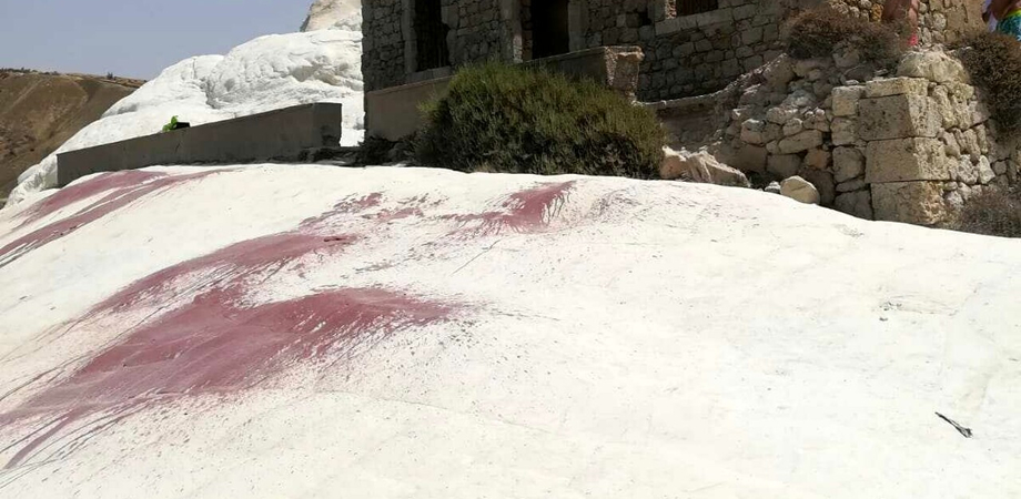 Ancora vandali in azione a Punta Bianca: marna imbrattata con la vernice