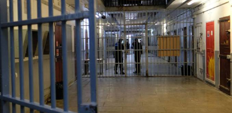 Momenti di tensione al carcere di Caltanissetta: sequestrati due agenti penitenziari