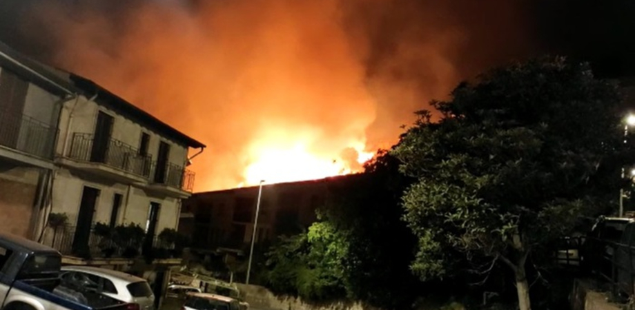 Vasto incendio a Caltabellotta, le fiamme lambiscono case: persone in strada