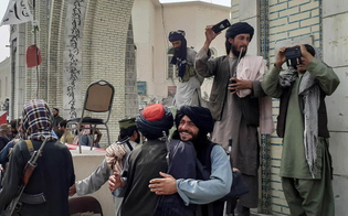 https://www.seguonews.it/kabul-si-arrende-ai-talebani-rinasce-lemirato-islamico-spari-allaeroporto-e-caos-nelle-strade