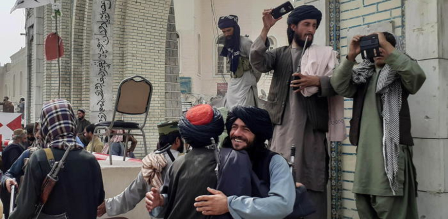 Kabul si arrende ai talebani: "Rinasce l'Emirato Islamico". Spari all'aeroporto e caos nelle strade