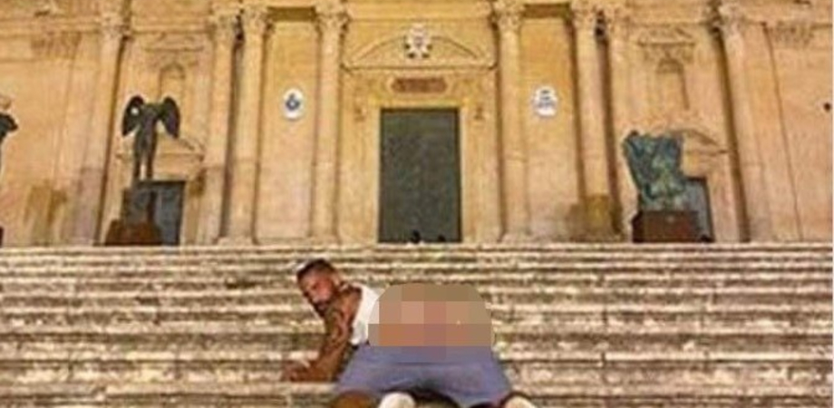 Turista scatta foto mostrando i glutei davanti la cattedrale di Noto: multa da 10 mila euro