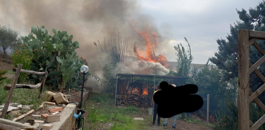 Caltanissetta, rogo di sterpaglie in contrada Xirbi: a fuoco la tettoia di una casa e due auto