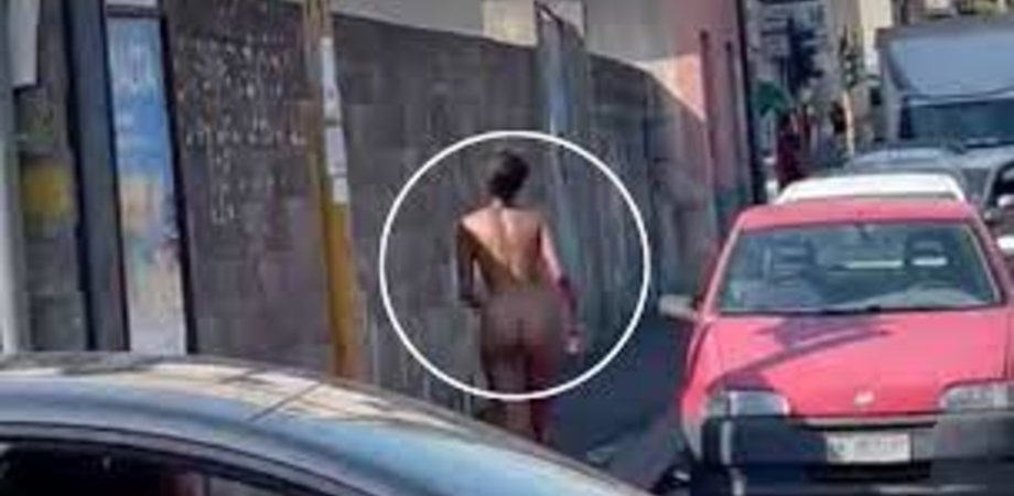 Gira nuda per strada e accusa il fidanzato di essere stata violentata: è tutto falso