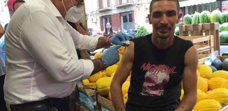Vaccini: a Palermo dosi anche tra le bancarelle del mercato di Ballarò