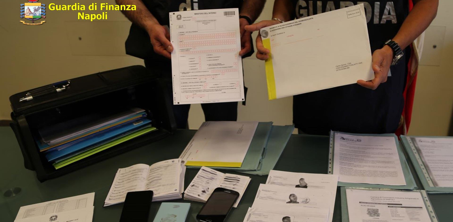 Fabbricazione di documenti falsi e ricettazione: 7 pakistani arrestati tra Napoli e Caltanissetta