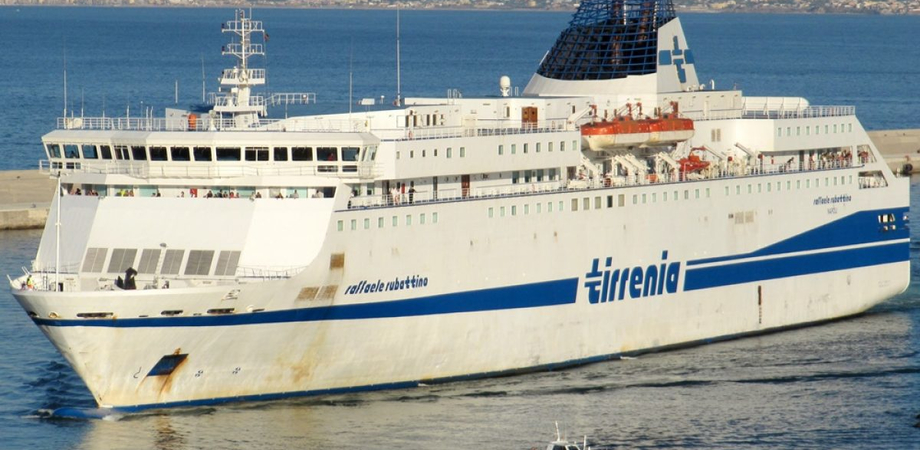 Scontro tra due navi al porto di Palermo: a causare l'incidente sarebbe stata un'avaria al motore