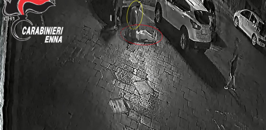 Rissa a Piazza Armerina, uno di loro rimane tramortito a terra e continuano a colpirlo: un arresto