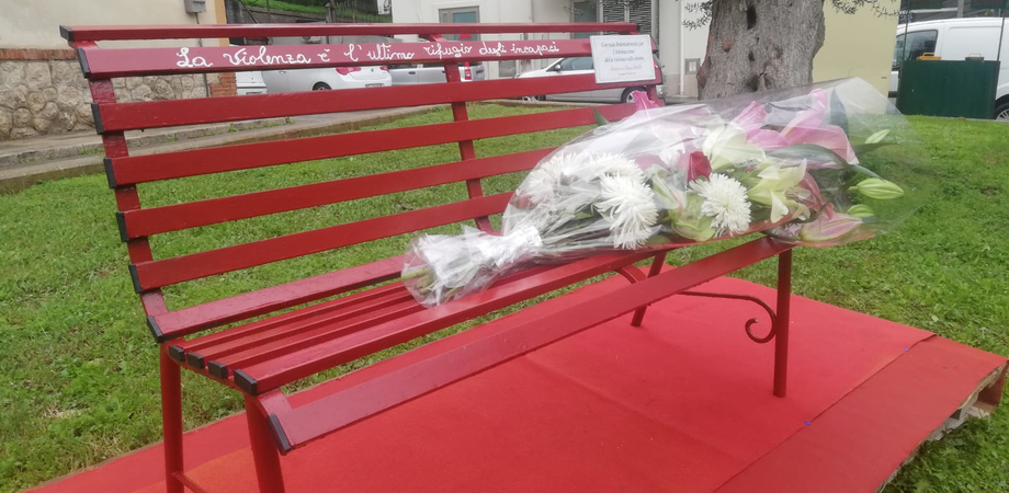 Una panchina rossa a San Cataldo in memoria di Ivana Intilla, vittima di femminicidio