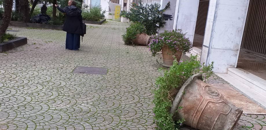 Vandali in azione al Comune di San Cataldo: rovesciati i vasi in creta situati nel piazzale