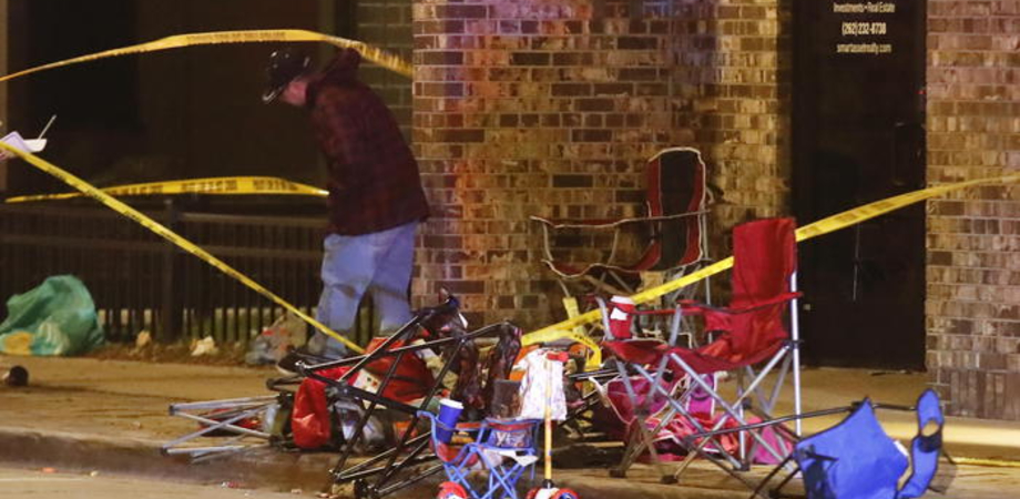Suv piomba su corteo di Natale: almeno 5 morti e 40 feriti in Wisconsin