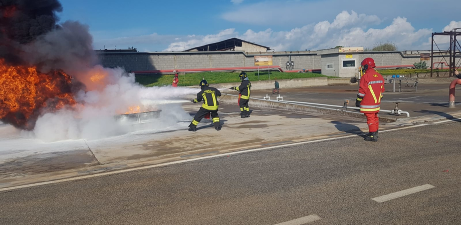 In Sicilia esercitazione dei vigili del fuoco: alla raffineria di Gela saranno simulati spegnimenti di incendi e soccorsi a persone