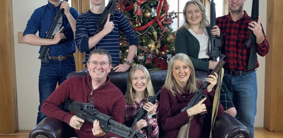 Foto di famiglia con le armi, bufera su deputato repubblicano del Kentucky 