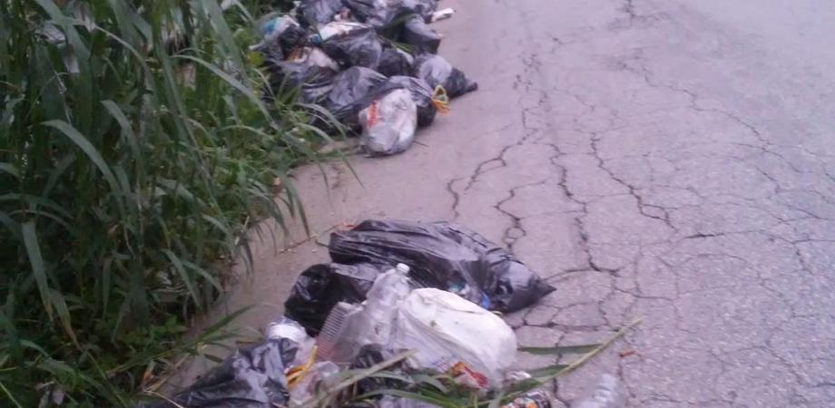 Gela, incivili gettano rifiuti nel quartiere Caposoprano: in arrivo multe e denunce