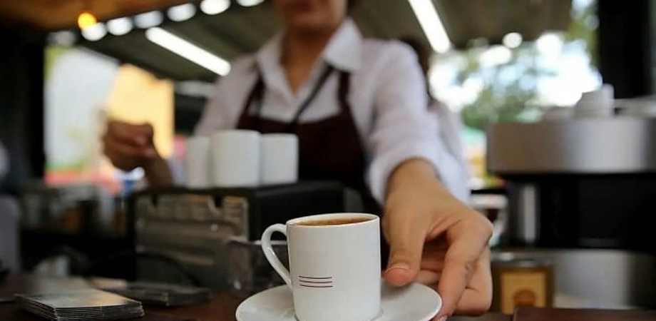 Il ceo di Starbucks fa il barista nei caffè dell’azienda: "È stato sconvolgente, ma continuerò"