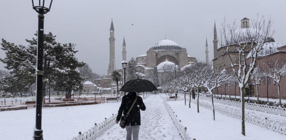 Bufera di neve a Istanbul: cancellati oltre 50 voli 