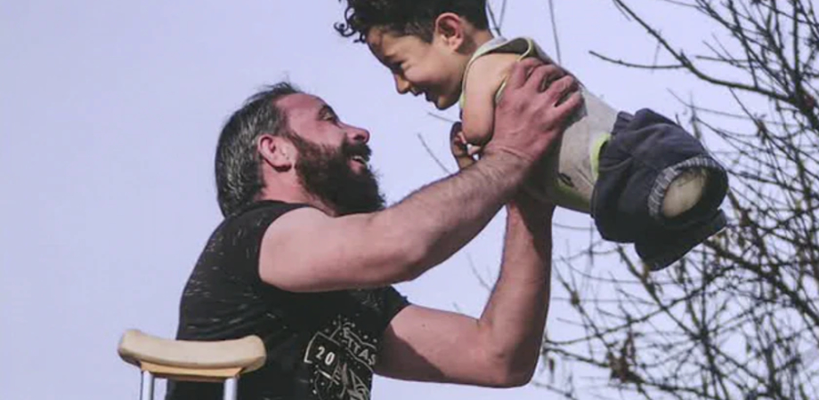 Nato senza braccia e senza gambe, l'Italia si prenderà cura del piccolo Mustafà e di suo padre 