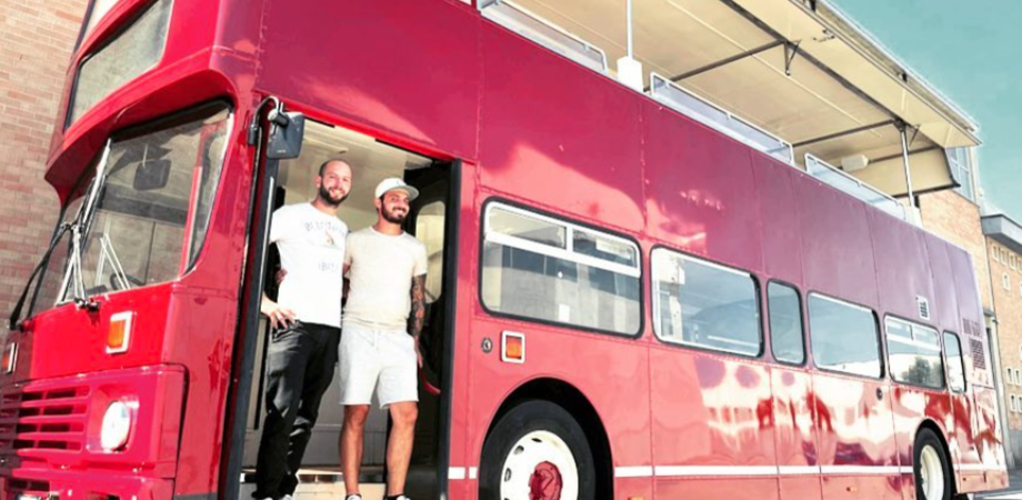 Ristorante itinerante su un bus a due piani: la storia di Giorgio e Luca, due chef di San Cataldo