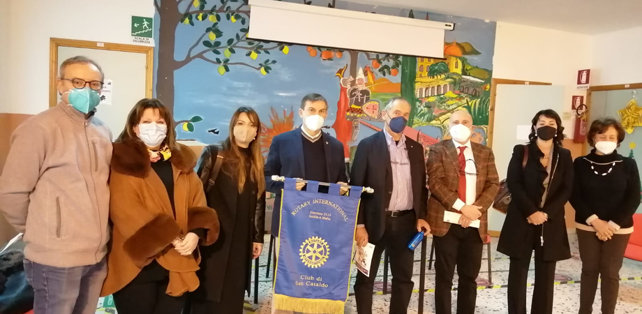 San Cataldo, consegnate agli alunni della Carducci 240 borraccine: si conclude progetto del Rotary Club