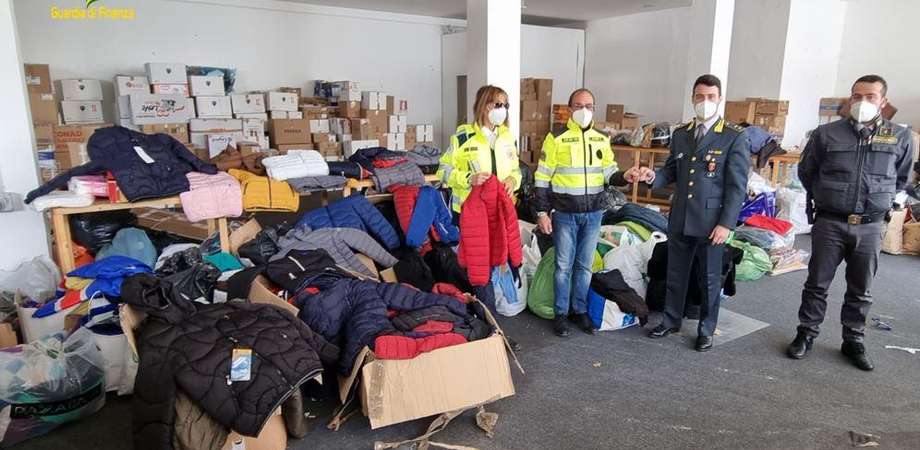 Gdf Palermo, sequestrati 125 capi di abbigliamento e 350 kg di frutta: saranno devoluti ai profughi ucraini