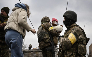 https://www.seguonews.it/ucraina-mosca-sequestra-un-convoglio-umanitario-diretto-a-mariupol-centomila-persone-intrappolate-nella-citta-distrutta