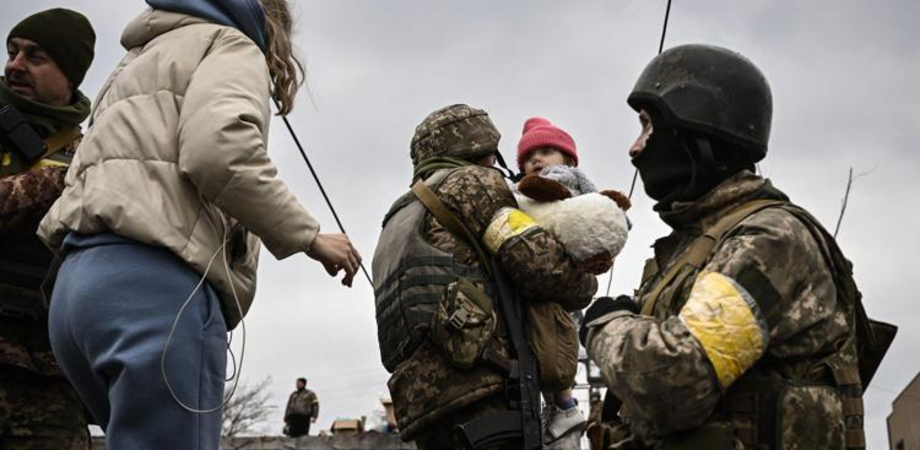 Ucraina: Mosca sequestra un convoglio umanitario diretto a Mariupol. Centomila persone intrappolate nella città distrutta