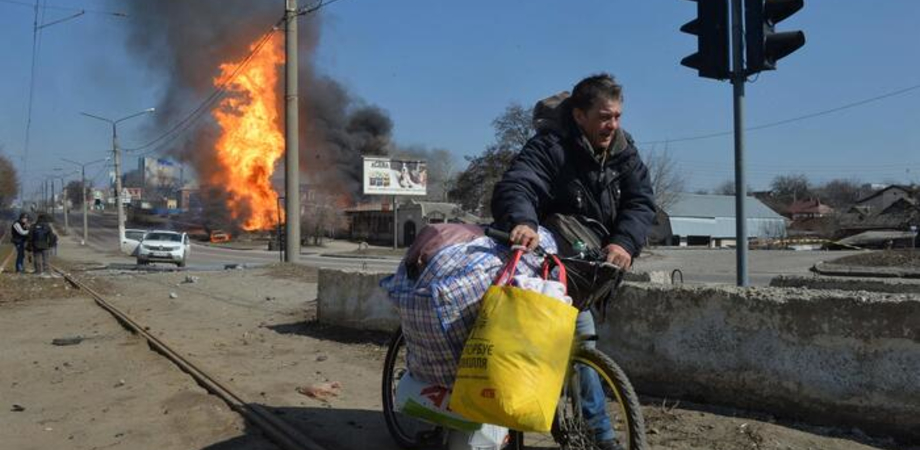 Ucraina: Gb, dai russi uso indiscriminato di bombe. Zelensky: "Mosca alimenta corsa armamenti nucleari"