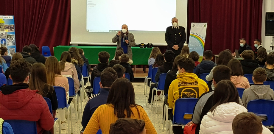 A San Cataldo gli alunni dell'istituto "Carducci" incontrano il comandante della Tenenza dei carabinieri