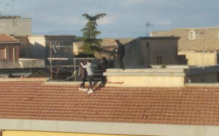 https://www.seguonews.it/a-enna-ragazzi-si-rincorrono-sul-tetto-di-una-casa-a-4-piani-indagini-della-polizia