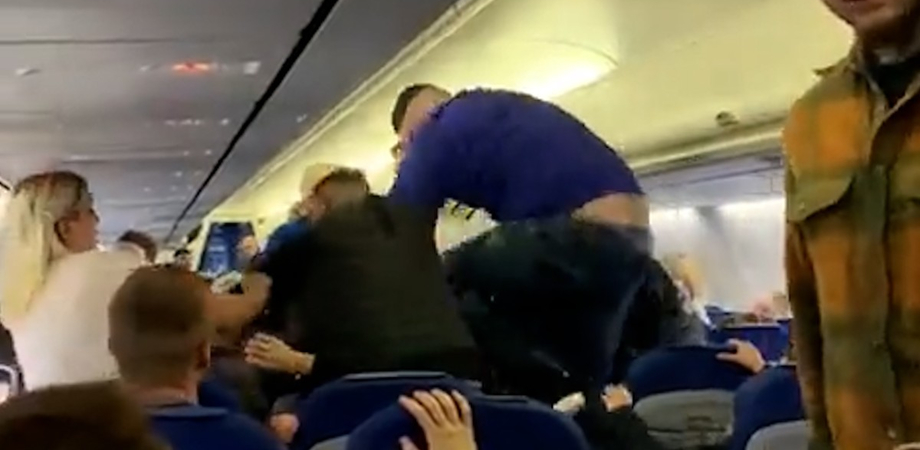 Paura a bordo di un aereo, scoppia violenta rissa: coinvolti diversi passeggeri