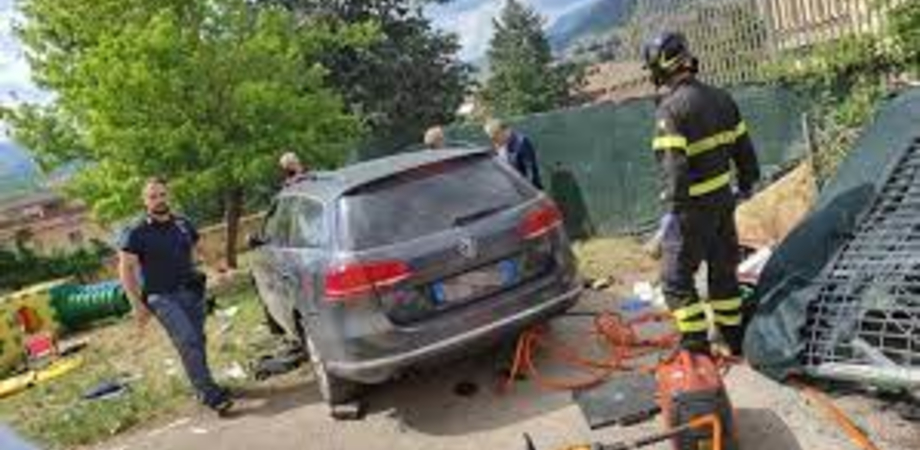 Auto finisce nel giardino di un asilo all'Aquila, un bimbo è morto: altri cinque feriti