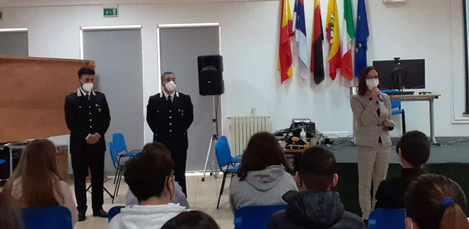Contrasto al bullismo e cyber bullismo, i carabinieri di Gela incontrano gli studenti