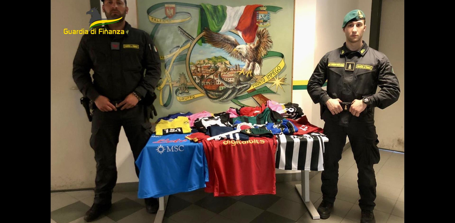 A Palermo sequestrate 273 magliette da calcio di team nazionali ed esteri recanti segni verosimilmente mendaci