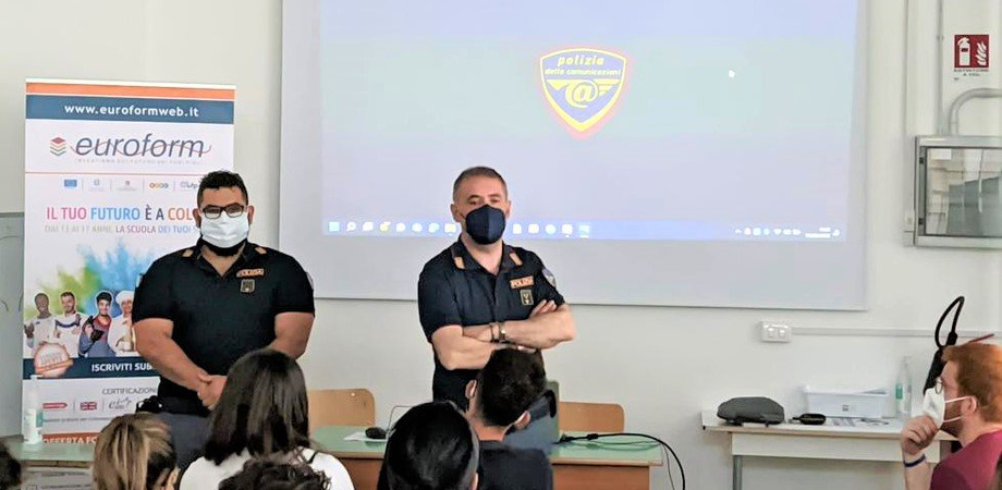 Pericoli della rete, gli agenti della Polizia Postale di Caltanissetta incontrano gli studenti