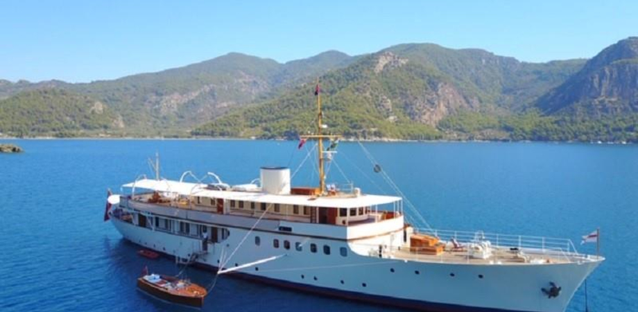Le Eolie prese d'assalto dai vip a bordo di lussuosi yacht: a Lipari sbarca l'elegante Malahne
