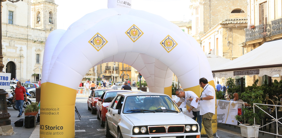 Coppa nissena, raduno d'auto d'epoca a Caltanissetta: decine di appassionati in centro storico