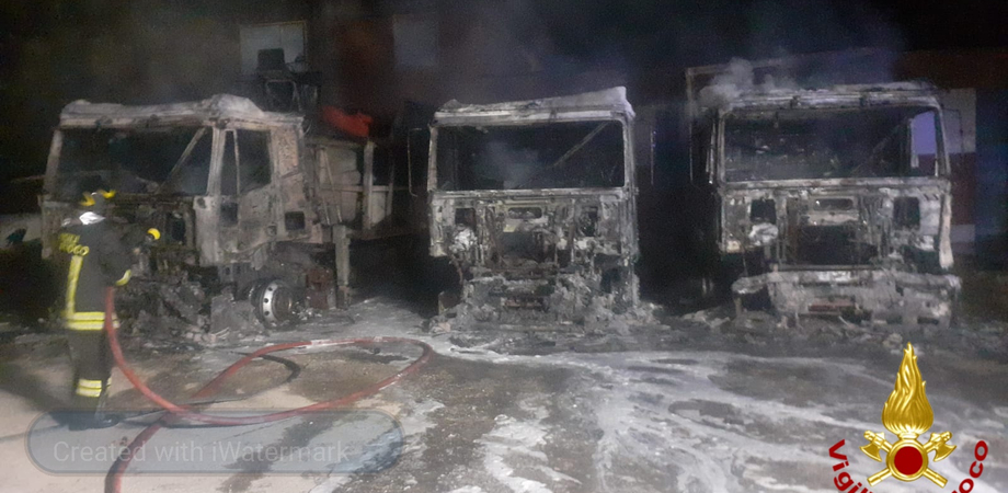 Inferno di fuoco a Niscemi: quattro mezzi pesanti avvolti dalle fiamme
