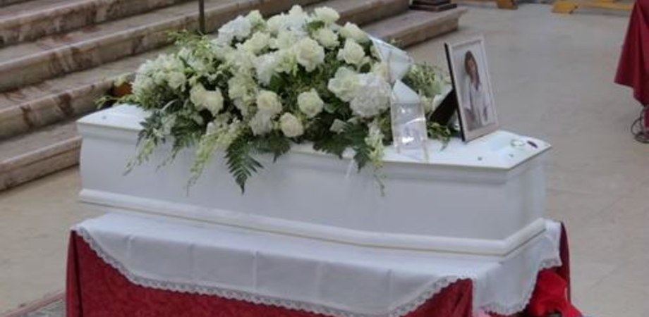 I funerali della piccola Elena, il vescovo: "Tenete i bambini fuori dai vostri conflitti"