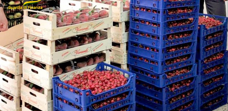 Guardia di Finanza Caltanissetta, commercio abusivo: sequestrati 850 chili di frutta. Multe per tre ambulanti