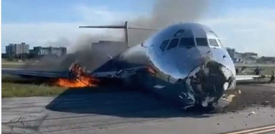 Aereo prende fuoco durante l'atterraggio a Miami, evacuati i 126 passeggeri