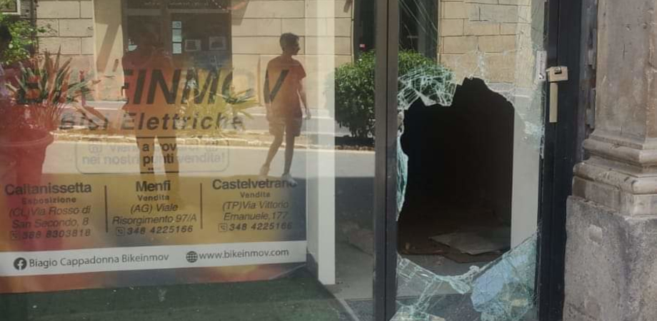 Caltanissetta, furto con spaccata in centro storico: ladro porta via bici elettrica
