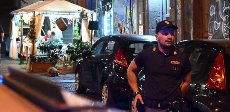 Napoli, diciassettenne uccide la madre a coltellate. A chiamare il 113 i passanti preoccupati per le grida