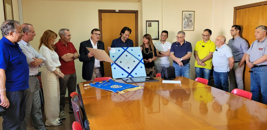 San Cataldo, il Rotary presenta un pannello raffigurante l'ex ufficio postale della città